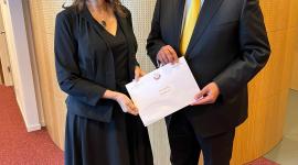 جانب من تسليم الرسالة