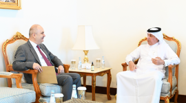 سعادة السيد سلطان بن سعد المريخي خلال تسلم الرسالة الخطية