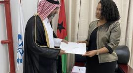 خلال تسليم نسخة من أوراق الإعتماد