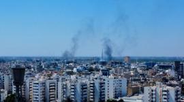 دخان يتصاعد وسط الأبنية بمدينة طرابلس