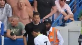 احد المشجعين خلال ممارسة العنصرية ضد اللاعب سون