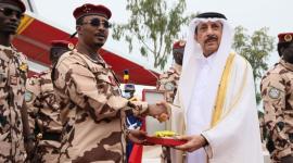 السيد عبدالستار صالح الأنصاري يتسلم الوسام نيابة عن سمو الأمير