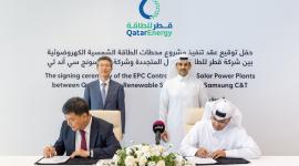 جانب من توقيع العقود