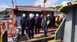 جانب من عملية تفتيش السفينة