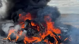 سيارة المتسابق وقد احترقت عن أخرها