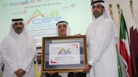 تسليم الجائزة إلى مدير بلدية الظعاين