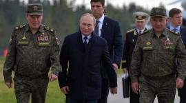 فلاديمير بوتين مع قيادات بالجيش الروسي