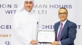 جانب من تسليم الشهادة