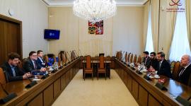 خلال إجراء الحوار