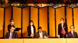 خلال توقيع عقد المشاركة في المعرض