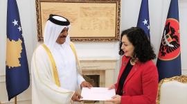 تسلم الرسالة سفير قطر لدى كوسوفو خلال استقبال رئيسة جمهورية كوسوفو له