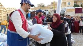 جانب من توزيع المساعدات