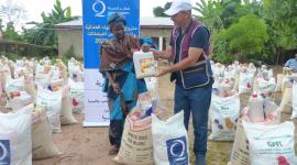 جانب من تقديم المساعدات