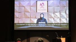 سعادة السيدة لولوة بنت راشد الخاطر أثناء إلقاء الكلمة الافتتاحية بالمنتدى