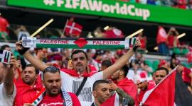 الجماهير التونسية ترفع أعلام فلسطين خلال مباراة منتخبها أمام الدنمارك