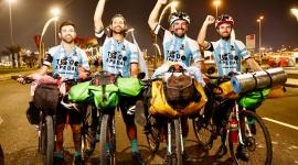 المشجعون الأربعة على متن دراجاتهم