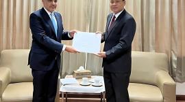 خلال تسلم نسخة من أوراق الاعتماد