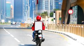 سائقو دراجات التوصيل مطالبون بالالتزام بالضوابط الجديدة