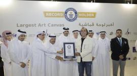 سعادة وزير الثقافة أثناء تدشين اللوحة