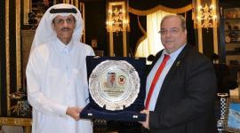 سعادة الشيخ الدكتور خالد بن ثاني بن عبدالله آل ثاني يتسلم درع الاتحاد