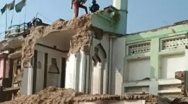 خلال عمليات هدم المسجد