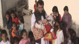 الطبيب الباكستاني مع ابنه الـ60