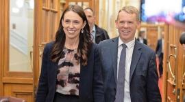 هيبكينز رئيس الوزراء الحالي برفقة رئيسة الوزراء السابقة