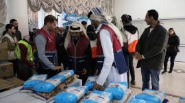 جانب من توزيع المساعدات