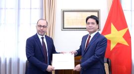 جانب من تسليم أوراق الاعتماد