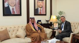 سفير قطر خلال تسليم الرسالة الخطية