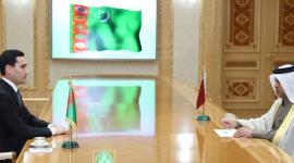 خلال تسليم نسخة من أوراق الإعتماد