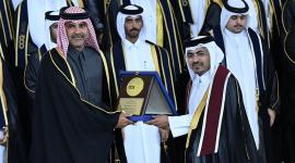 تكريم معالي الشيخ خالد بن خليفة بن عبدالعزيز آل ثاني لإحدى الخريجين