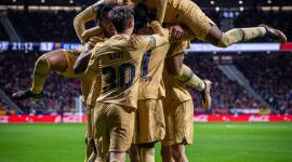 فريق برشلونة يحتفل بهدف الفوز