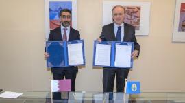 جانب من توقيع المساهمة القطرية