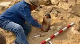 د. زاهي حواس بجانب إحدى القطع المكتشفة