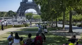 حديقة مطلة على برج إيفل في باريس