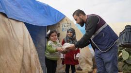 خلال توزيع الخبر على الأطفال