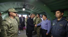 وزير الدفاع التركي متفقدا المستشفى الميداني