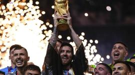 ميسي يرتدي "البشت" القطري