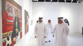 سعادة الشيخ عبدالرحمن بن حمد آل ثاني وزير الثقافة خلال جولة بالمعرض