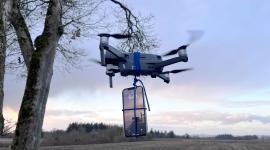 صورة تم التقاطها للهاتف أثناء تثبيته في الطائرة المسيرة