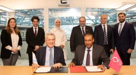 جانب من التوقيع