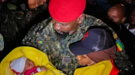 رئيس المجلس العسكري الحاكم في غينيا مامادي دومبويا يستقبل مواطنيه لدى عودتهم من تونس