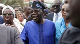 مرشح الحزب الحاكم أحمد بولا تينوبو بين أنصاره