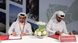 جانب من التوقيع