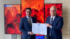 سعادة الدكتور ناصر بن حمد الحنزاب يتسلم الشهادة