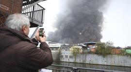 تصاعد الدخان في منطقة الحريق