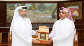 سعادة الشيخ الدكتور فالح بن ناصر بن أحمد بن علي آل ثاني وزير البيئة والتغير المناخي يكرم رائد بيئي