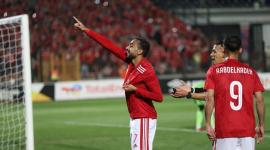 كهربا لاعب الأهلي المصري يحتفل مع الجمهور