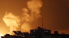 دخان يتصاعد فوق مبان في غزة جراء القصف الإسرائيلي فجر اليوم